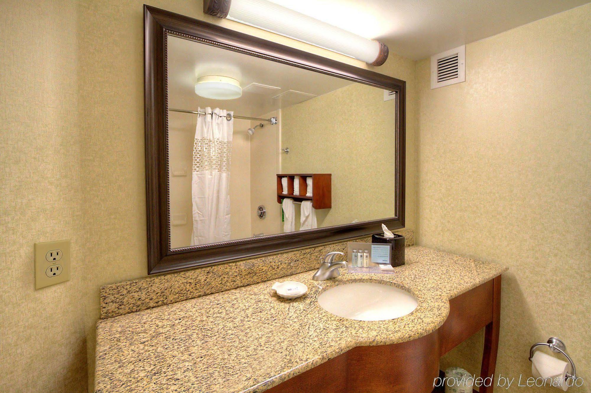 Hampton Inn Raleigh Cary Habitación foto